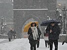 Do �esk� metropole dorazil sn�h. V Praze sn�� u� od �asn�ho r�na. Na sn�mku...