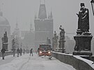 Pra�sk� slu�by odkl�zej� sn�h na Karlov� most�.  (9. ledna 2026)