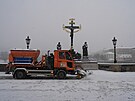 Pra�sk� slu�by odkl�zej� sn�h na Karlov� most�.  (9. ledna 2026)