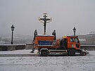 Pra�sk� slu�by odkl�zej� sn�h na Karlov� most�.  (9. ledna 2026)
