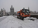 Pra�sk� slu�by odkl�zej� sn�h na Karlov� most�.  (9. ledna 2026)