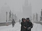 Lid� si na Karlov� most� u��vaj� sn�hovou nad�lku.  (9. ledna 2026)