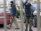 Den po vra�d�. Policisté prohledávají prostor v Durychov� ulici, kde byl...