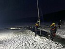 Hasi�i pracuj� na vyta�en� potopen� osmikolky u p��vozu ve Frymburku asi 50 m...