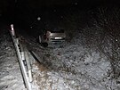 Mu� po silvestrovsk�ch oslav�ch sedl za volant, s autem skon�il na st�e�e. (1....