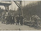 P�ejímka t�kých pob�e�ních houfnic na bolevecké st�elnici (1912).