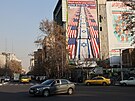 Protiamerický a protiizraelský billboard  na budov� v Teheránu. (4. ledna 2026)