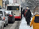Bud�jovick� ulice u pra�sk�ho Ka�erova je nesj�zdn�. Autobusy nemohou vyjet...