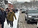 Bud�jovick� ulice u pra�sk�ho Ka�erova je nesj�zdn�. Autobusy nemohou vyjet...