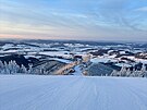 Ú�asné pohledy na zimní krajinu se naskýtají také z vrchu Slamník v nadmo�ské...