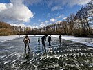 Lidé bruslí na zamrzlém rybníku ve Vestci u Prahy. (30. prosince 2025)