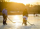 Díky nízkým teplotám na p�elomu roku zamrzají vodní hladiny. Na snímku lidé...