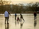 Díky nízkým teplotám na p�elomu roku zamrzají vodní hladiny. Na snímku lidé...