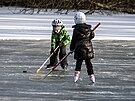 D�ti bruslí na zamrzlém rybníku ve Vestci u Prahy. (30. prosince 2025)
