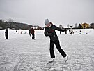 Lidé bruslí na zamrzlém jeze�e Na Stanoch v Novém Hrozenkov� na Vsetínsku. (31....