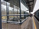 Prosklen� budky na n�stupi�t�ch jsou �ek�rny, v nich� se cestuj�c� mohou...