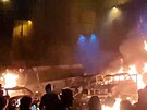 Demonstranté zapalují auta v ulicích Teheránu. (9. ledna 2026)