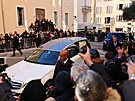 Lidé fotografují poh�ební v�z s rakví zesnulé francouzské filmové ikony...