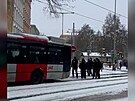 Mlad�ci p�i kalamit� v Praze pom�hali roztla�it autobus. (9. ledna 2026)