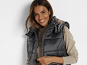 Pro�ívaná vesta s odnímatelnou kapucí v originální barv� vás odli�í od �erného...