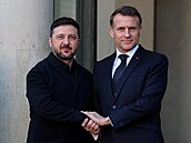 Francouzský prezident Emmanuel Macron vítá ukrajinského prezidenta Volodymyra...