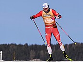 Nor Johannes Hösflot Klaebo ovládl na Tour de Ski stíhací závod na 20 km...
