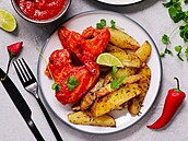 Ku�ecí k�idélka s pikantní mango-habanero omá�kou, limetkovými klínky a...