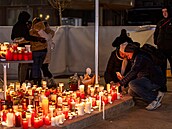 Lidé truchlí u pietního místa u baru Le Constellation v Crans Montan� za ob�ti...