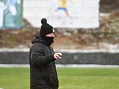 Teplický kou� Zdenko Fr�ala vede zahajovací trénink.