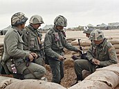 Na strá�i. P�íslu�níci �eskoslovenské protichemické jednotky hlídají na...