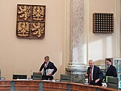 Za�íná sch�ze vlády, která mimo jiné projedná návrh programového prohlá�ení...