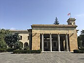 Nad rozpadajícím se rodným domkem Josifa Vissarionovi�e D�uga�viliho p�ed jeho...