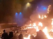 Teherán ho�í. Demonstranti zapalují auta v divokém protire�imním protestu v...