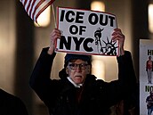 Lidé v New Yorku protestují proti imigra�ní a celní správ� (ICE) poté, co její...