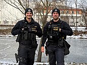 Na záchran� p�tadvacetiletého opilého mu�e, který se propadl do zamrzlé Sázavy,...