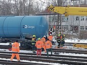 Na �elezni�ní stanici Havlí�k�v Brod probíhá snaha o vrácení vykolejené...