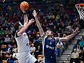 Jaromír Boha�ík z Nymburku (vlevo) zakon�uje na ko� Nymburku.