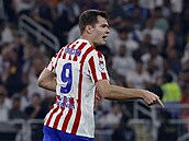 Sorloth z Atlética oslavuje gól, kterým v semifinále �pan�lského superpoháru s...