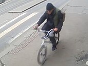 Policie hledá cyklistu, který srazil na chodníku seniorku.