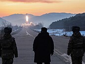 Kim �ong-Un dozoruje test hypersonických raket. (4. ledna 2026)