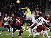 Branká� Djordje Petrovi� z Bournemouthu vyrá�í centr po standardní situaci...