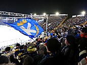 Improvizovaná tribuna p�i hokejových hrách v Brn� pojmula 21 500 fanou�k�. (8....