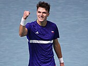 Jakub Men�ík slaví výhru ve �tvrtfinále Davis Cupu proti �pan�lsku.