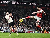 Declan Rice st�ílí v utkání s Liverpoolem.