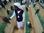 Vystavovatel se svými sokolími sv��enci na mezinárodní výstav� lovu a...