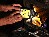 Syrská �ena zapaluje kamna, ve kterých ho�í plastové láhve, proto�e nemá peníze...