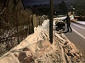 Chodc�m v Liberci p�eká�í lampa uprost�ed chodníku.