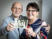 Eva Záklasníková s man�elem Jind�ichem dr�í svatební fotku z ledna 1976.