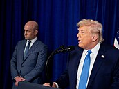 Vlivný poradce amerického prezidenta Donalda Trumpa Stephen Miller (vlevo) se...