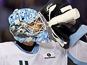 Karel Vejmelka dopl�uje tekutiny.